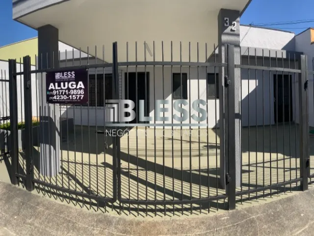 Imagem: A loja possui 3 Dormitórios, 1 Suíte, 2 Vagas na garagem,