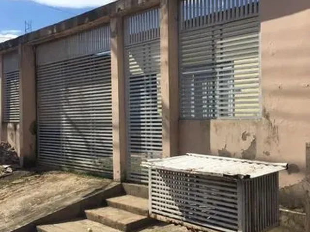 Imagem: A casa possui 1 Dormitório, 1 Banheiro, 1 Vaga na garagem