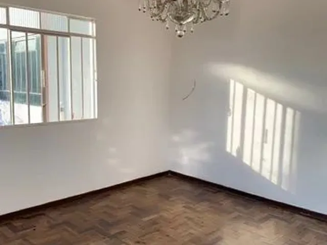 Imagem: A casa possui 3 Dormitórios, 2 Banheiros e está