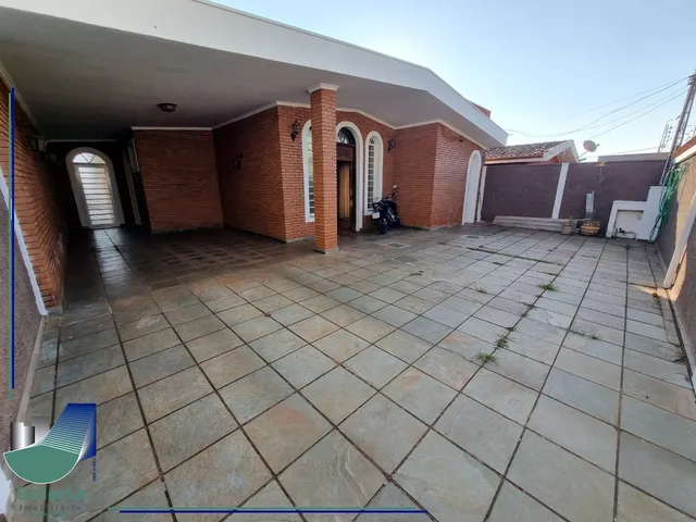 Imagem: A casa possui 5 Dormitórios, 1 Suíte, 4 Banheiros, 6