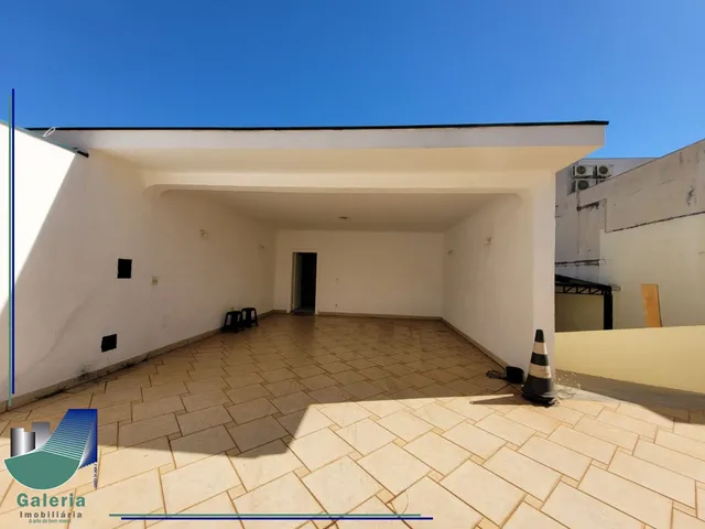 Imagem: A casa possui 4 Dormitórios, 2 Suítes, 5 Banheiros, 2