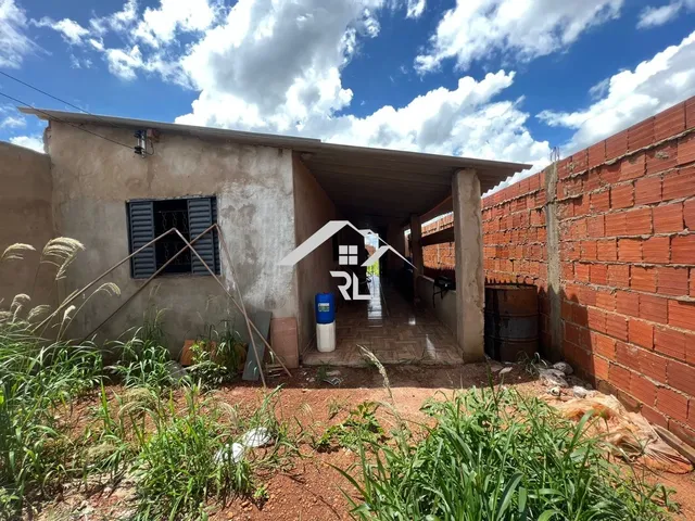 Imagem: A casa possui 2 Dormitórios e está localizado em Conjunto