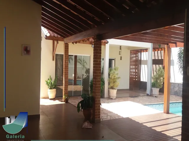 Imagem: A casa possui 3 Dormitórios, 3 Suítes, 1 Banheiro, 4