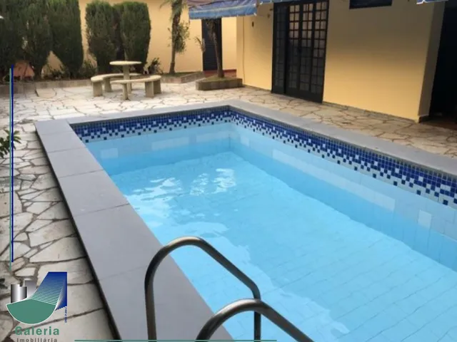 Imagem: A casa possui 3 Dormitórios, 1 Suíte, 3 Banheiros, 8