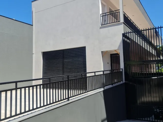 Imagem: A loja possui 2 Banheiros, 2 Vagas na garagem, 50m² de