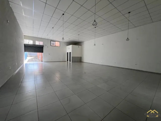 Imagem: A loja possui 1 Banheiro, 3 Vagas na garagem, 160m² de