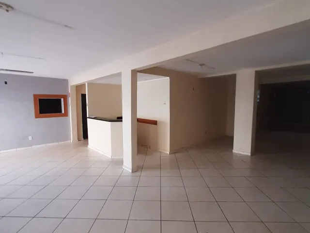 Imagem: A loja possui 3 Dormitórios, 2 Banheiros, 295m² de Área