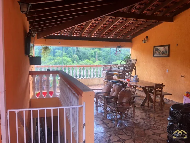 Imagem: A casa possui 2 Dormitórios, 1 Suíte, 2 Banheiros, 2