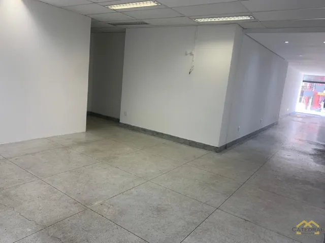 Imagem: A loja possui 4 Banheiros, 2 Vagas na garagem, 203m² de