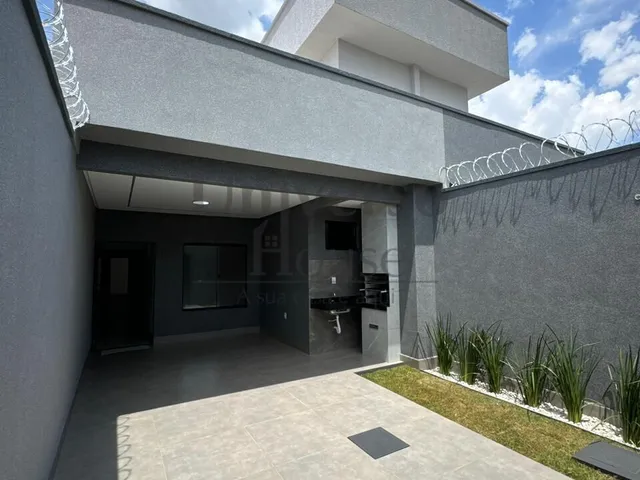 Imagem: A casa possui 2 Dormitórios, 1 Suíte, 2 Banheiros, 2