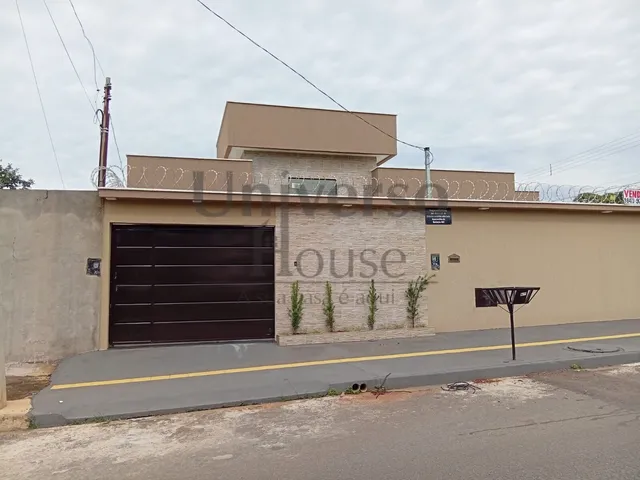 Imagem: A casa possui 3 Dormitórios, 1 Suíte, 2 Banheiros, 2