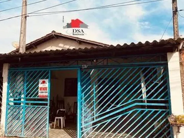 Imagem: A casa possui 4 Dormitórios, 1 Suíte, 3 Banheiros, 3