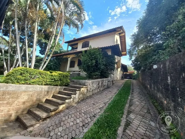 Imagem: A casa possui 5 Dormitórios, 3 Banheiros, 2 Vagas na