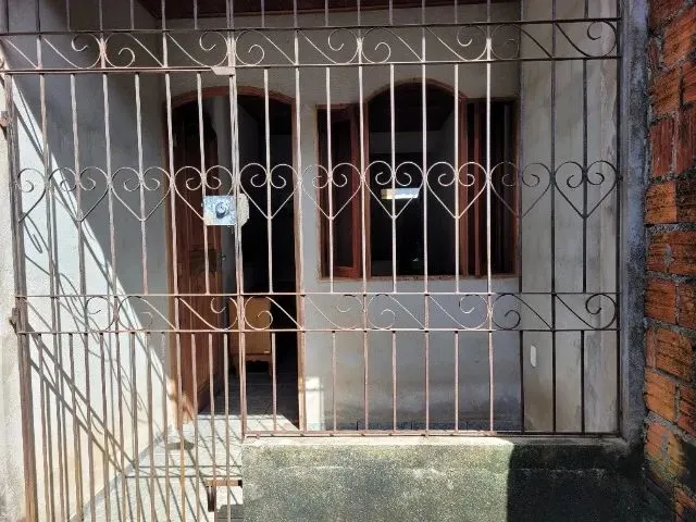 Imagem: A casa possui 2 Dormitórios, 1 Banheiro e está localizado