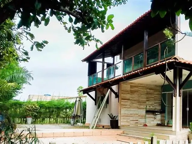 Imagem: A casa possui 4 Dormitórios, 2 Banheiros, 2 Vagas na