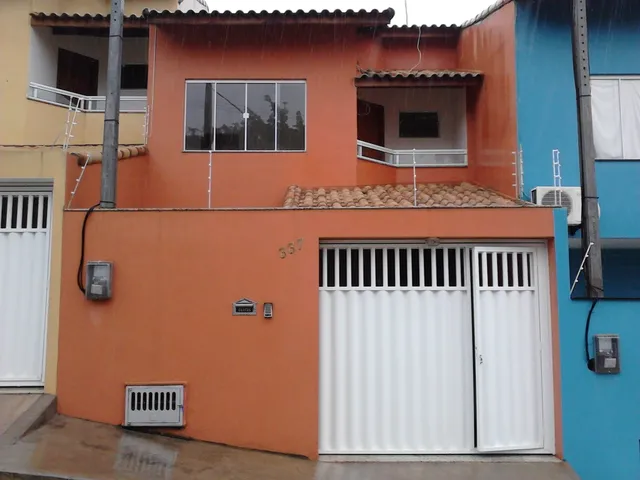 Imagem: A casa possui 2 Dormitórios, 2 Suítes, 1 Vaga na garagem