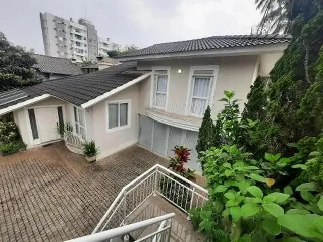 Imagem: A casa possui 3 Dormitórios, 1 Suíte, 3 Banheiros, 2