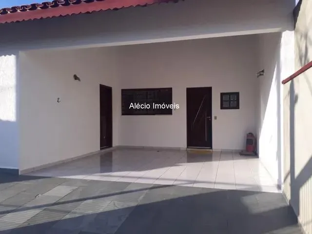 Imagem: A casa possui 3 Dormitórios, 1 Suíte, 2 Banheiros, 2