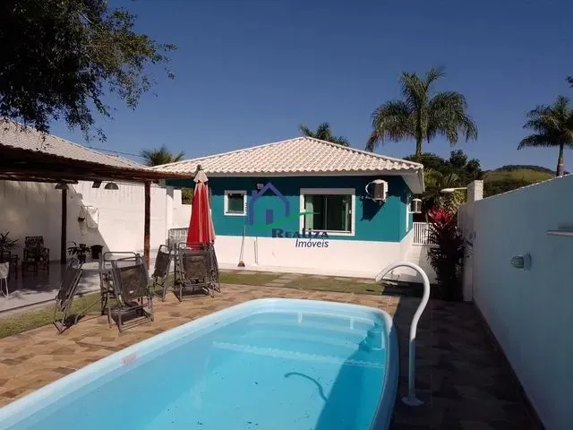 Imagem: A casa possui 3 Dormitórios, 1 Suíte, 2 Banheiros, 4