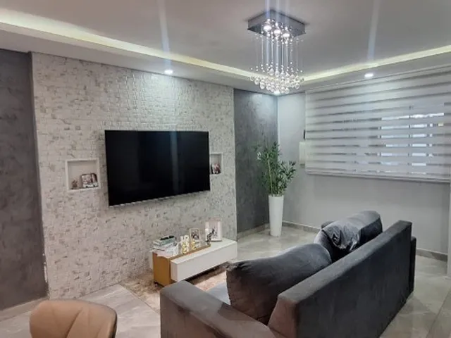 Imagem: A casa possui 5 Dormitórios, 1 Suíte, 2 Banheiros, 2