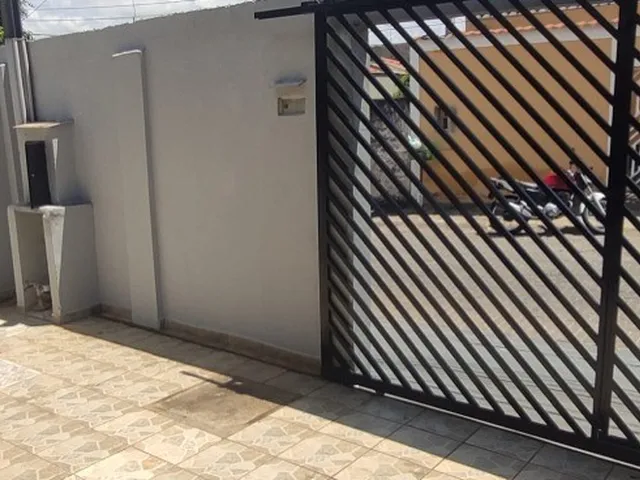 Imagem: A casa possui 2 Dormitórios, 1 Banheiro, 1 Vaga na