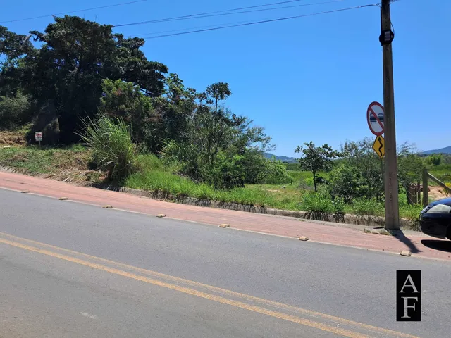 Imagem: O terreno possui 565m² de Área, Imóvel novo e está