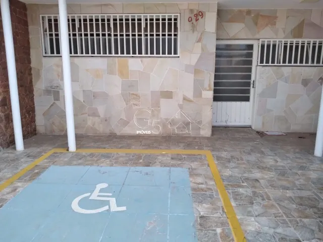 Imagem: A loja possui 3 Banheiros, 15 Vagas na garagem, 441m² de
