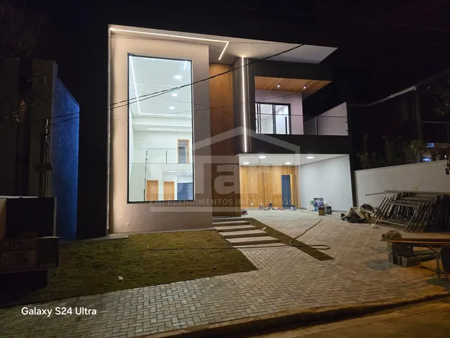 Imagem: Casa de Alto Padrão com 3 Suítes e Piscina