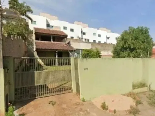 Imagem: A casa possui 3 Dormitórios, 2 Banheiros, 2 Vagas na