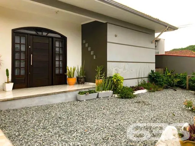 Imagem: A casa possui 4 Dormitórios, 1 Suíte, 3 Banheiros, 4