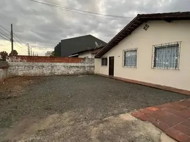 Imagem: A casa possui 2 Dormitórios, 1 Suíte, 2 Banheiros, 2