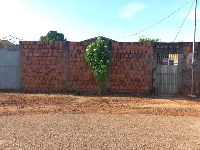 Imagem: A casa possui 3 Dormitórios, 1 Banheiro e está localizado