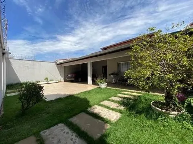 Imagem: A casa possui 3 Dormitórios, 2 Suítes, 2 Banheiros, 3