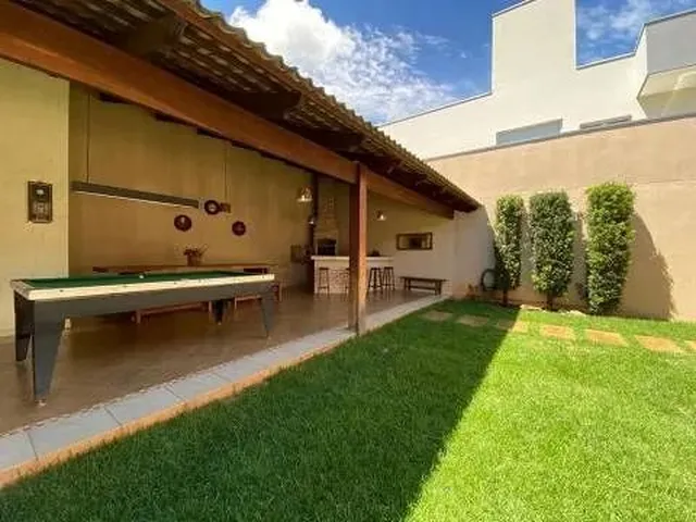 Imagem: A casa possui 3 Dormitórios, 1 Suíte, 2 Banheiros, 3
