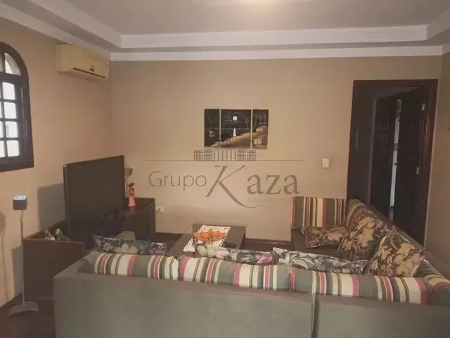 Imagem: A casa possui 4 Dormitórios, 2 Banheiros, 3 Vagas na