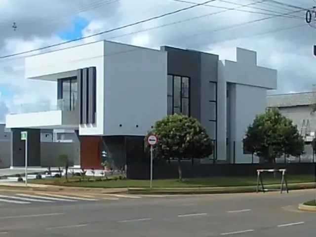 Imagem: A casa em condomínio possui 5 Dormitórios, 5 Banheiros, 4