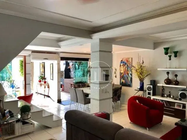 Imagem: Casa com 6 Dormitórios À Venda, 450 M²