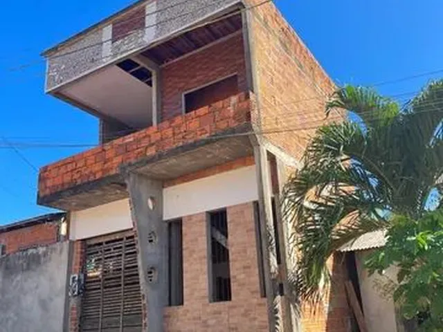 Imagem: A casa possui 3 Dormitórios, 2 Banheiros e está