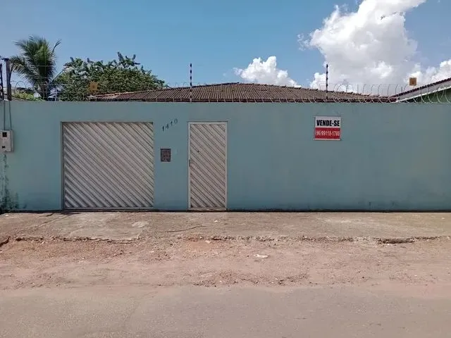 Imagem: A casa possui 3 Dormitórios, 1 Banheiro, 1 Vaga na garagem