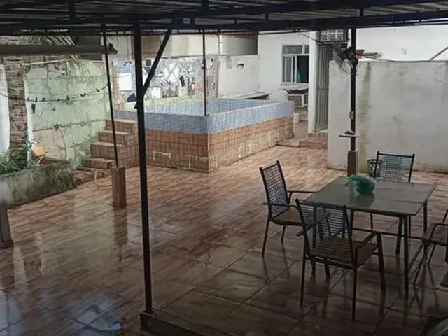 Imagem: A casa possui 3 Dormitórios, 3 Banheiros, 1 Vaga na