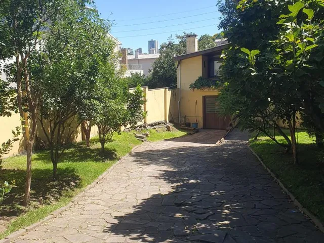 Imagem: Casa com Lareira e Pé Direito Duplo em