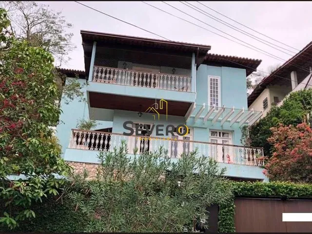 Imagem: A casa possui 4 Dormitórios, 1 Suíte, 4 Banheiros, 2