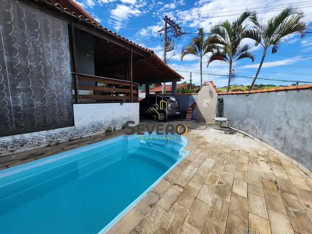 Imagem: A casa possui 3 Dormitórios, 2 Banheiros, 1 Vaga na