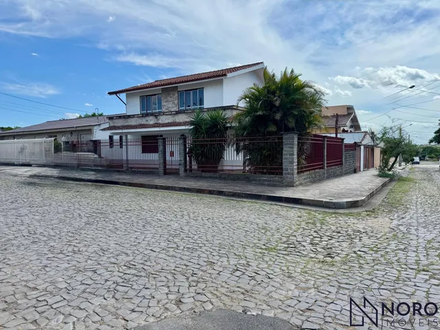 Imagem 1: Casa alvenaria com aproximadamente 250 m² 4 dormitórios 2 suítes estar social es