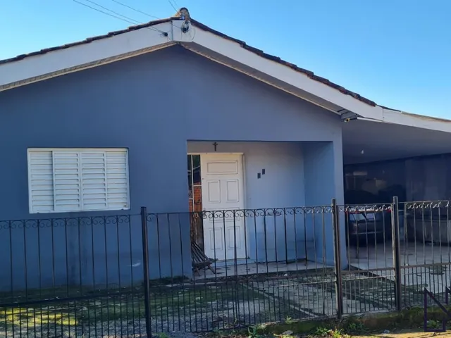 Imagem: Casa com 3 dormitórios, 2 banheiros, sala
