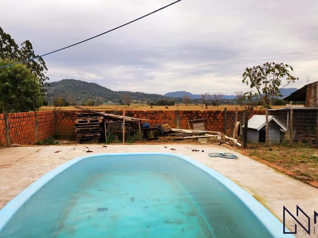 Imagem 9: Casa com 3 dormitórios, 2 banheiros, sala de estar social integrada com a cozinh