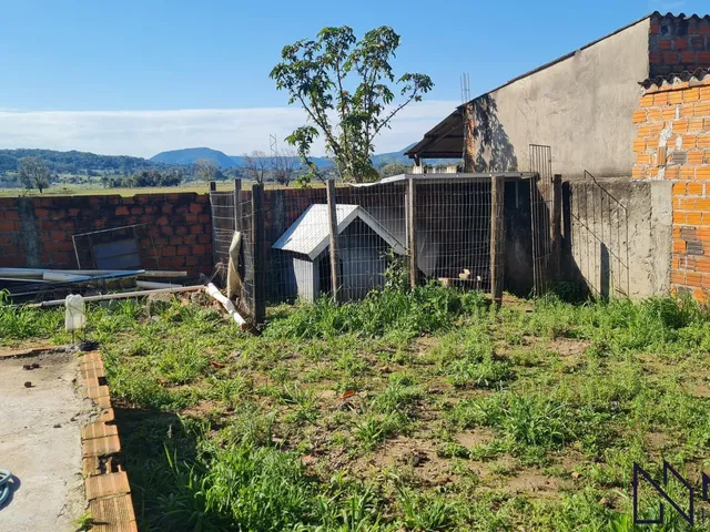 Imagem 10: Casa com 3 dormitórios, 2 banheiros, sala de estar social integrada com a cozinh