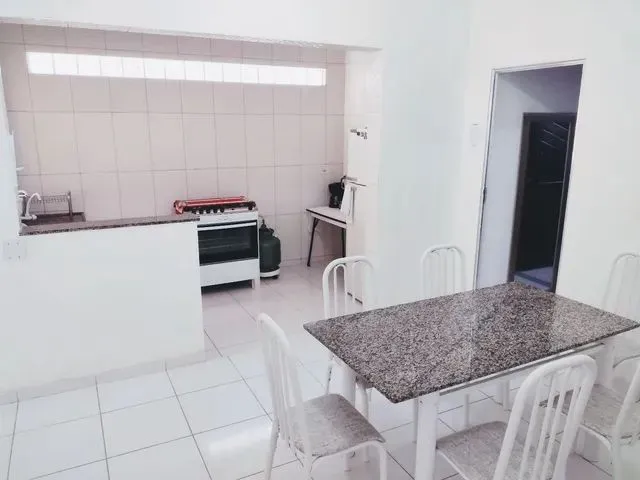 Imagem: A casa possui 2 Dormitórios, 1 Suíte, 2 Banheiros,