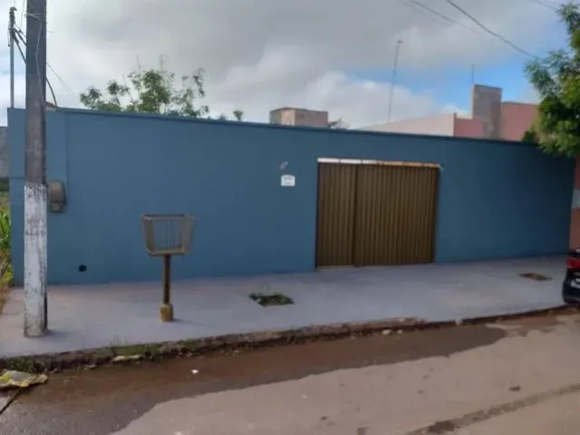Imagem: A casa possui 3 Dormitórios, 1 Suíte, 2 Banheiros, 4