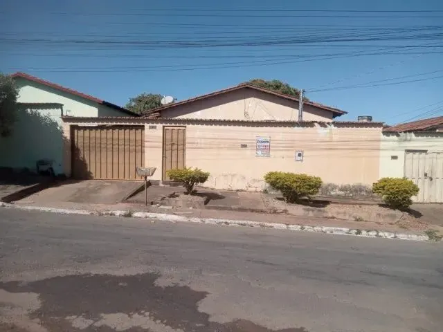 Imagem: A casa possui 3 Dormitórios, 2 Banheiros, 3 Vagas na